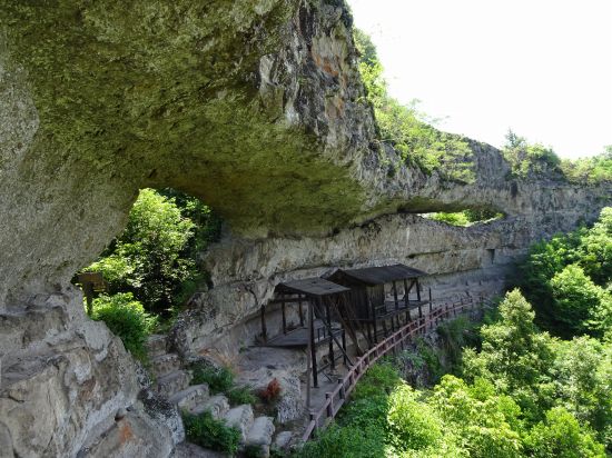天人橋下の空洞