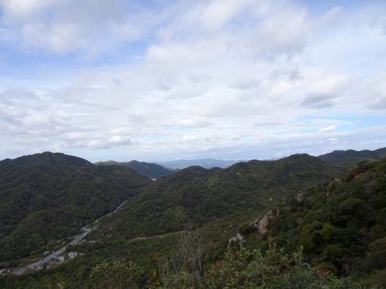 東鳳翩山