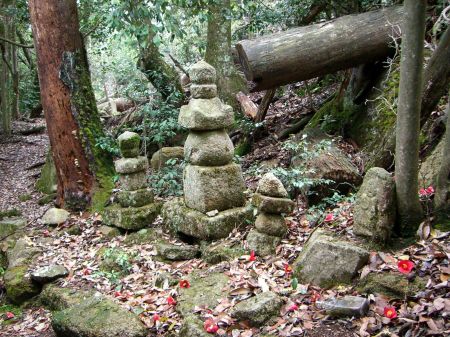 鎌倉寺跡に五輪塔と石仏