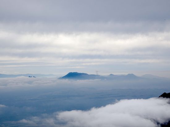 雲海に浮かぶ阿蘇五岳